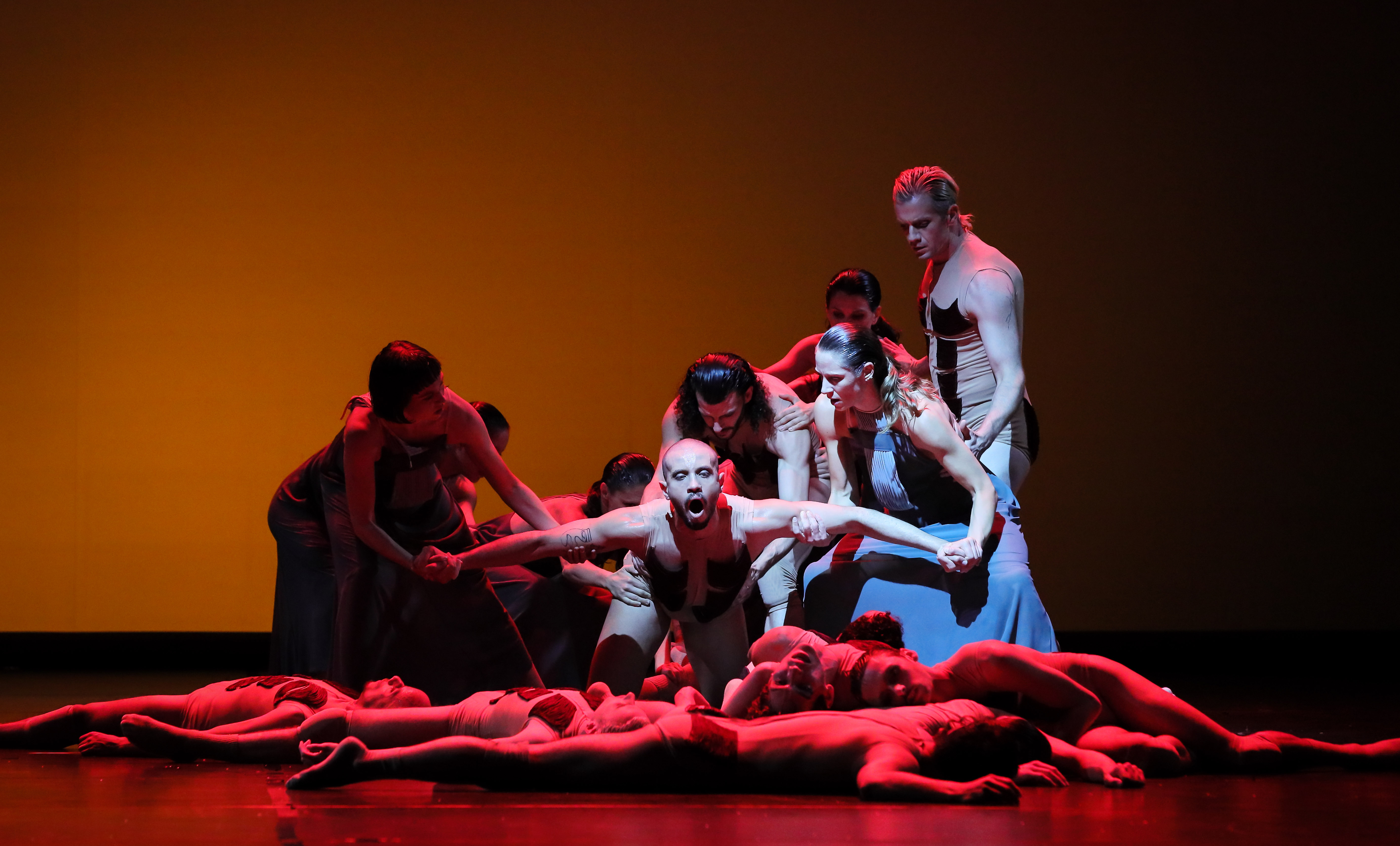 Troja — Gärtnerplatztheater — blue ensemble pyramid